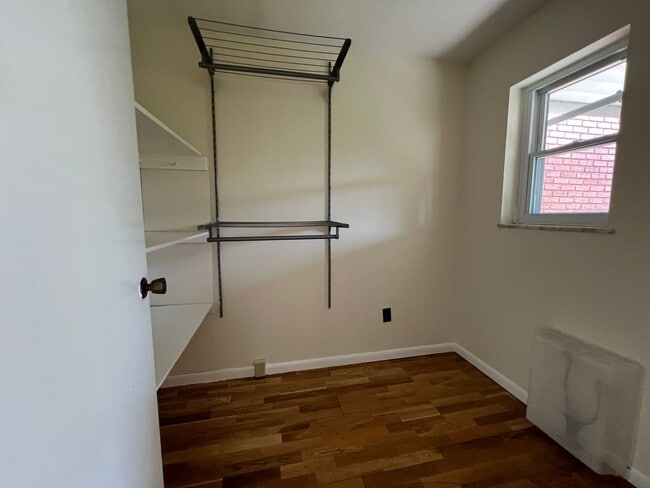 Building Photo - Stunning 4 bedroom 2.5 bathroom house  - B...
