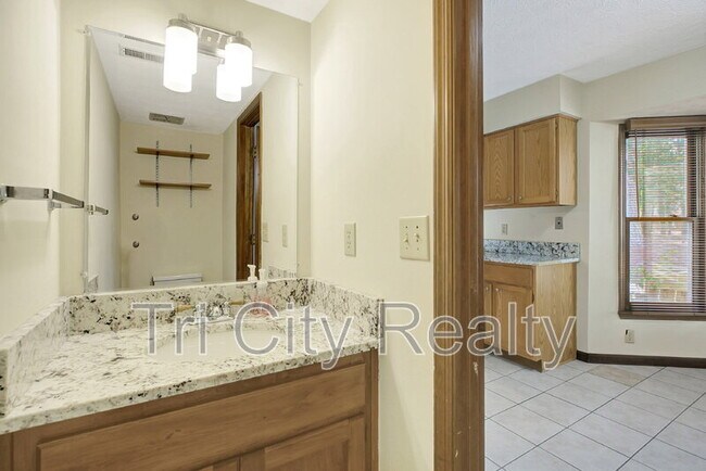 Building Photo - 216 Shadowood Ln