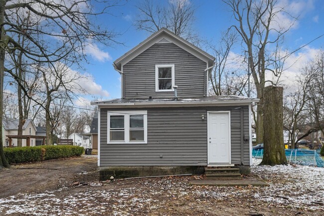 Building Photo - New 3 bedroom listing!