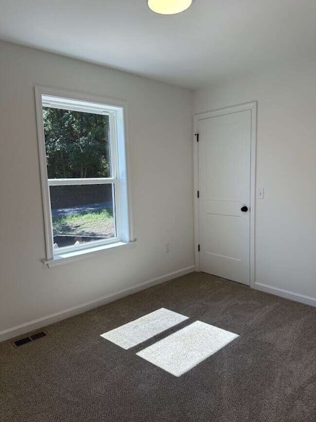 Building Photo - 476 Gravel Hill Rd