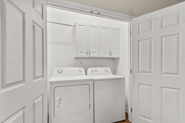 Building Photo - Cozy 3 Bed 2 Bath Available January 2026!