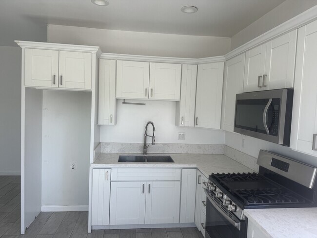 Building Photo - 318-320 S Chevy Chase Dr