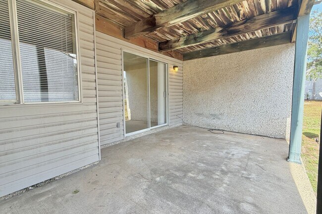 Building Photo - AVAILABLE NOW! (Pet Friendly)