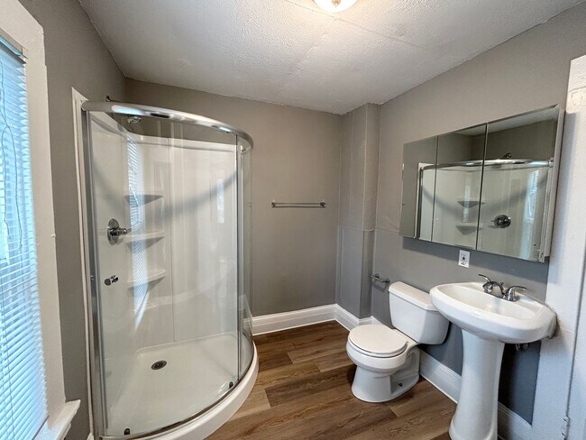 Building Photo - Adorable Sellwood 1 Bedroom with - Updated...