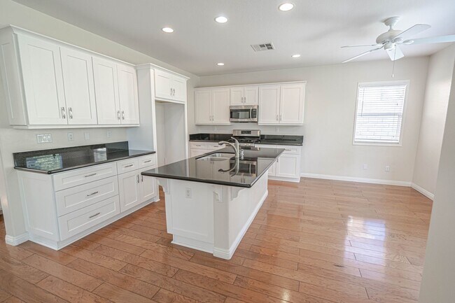 Building Photo - COMING SOON! 3 Bedroom Home for Rent in Santa Clarita!