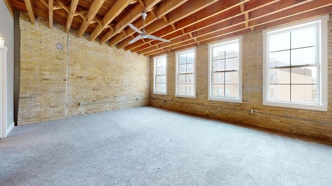 Building Photo - 321 N Broadway