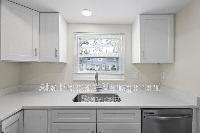 Building Photo - 11359 Bedford Oaks Dr