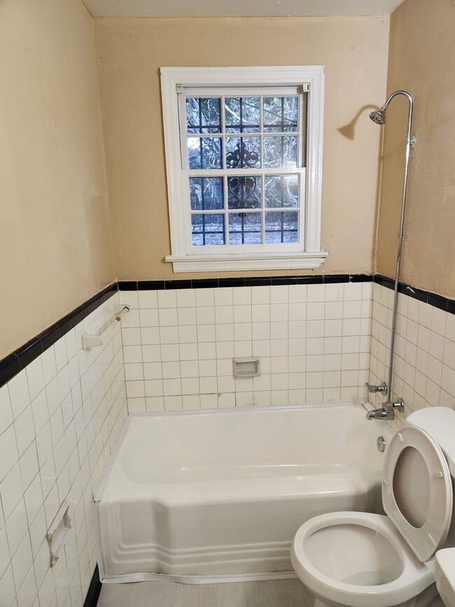 Building Photo - 2819 Schaul St