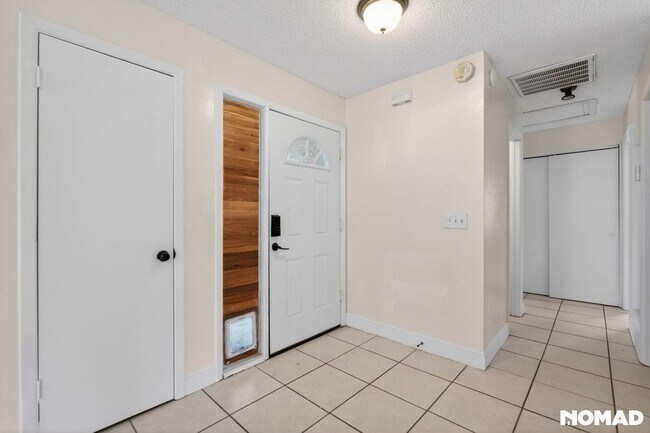 Building Photo - 3BR Modern Orlando 32824 Some Utilities Inc.