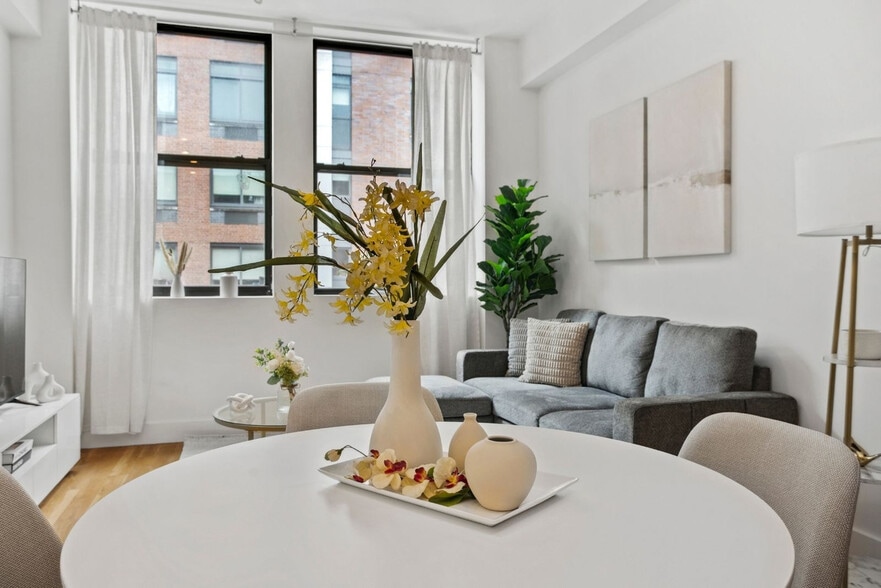 Building Photo - 517 W 45th St