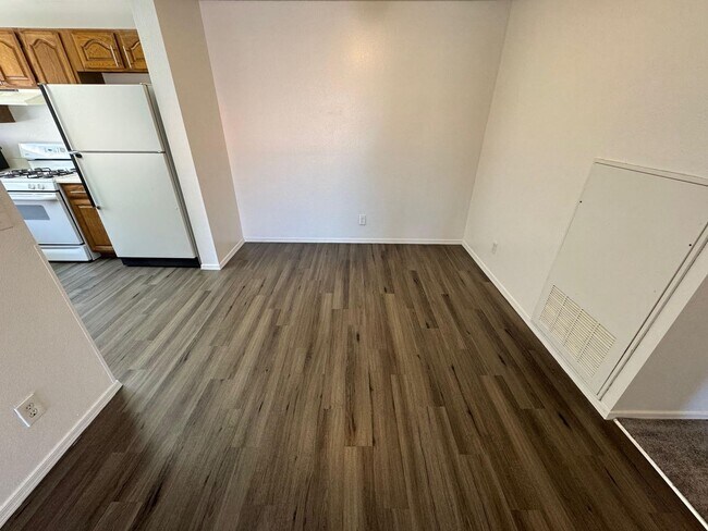 Building Photo - BEAUTIFULLY UPGRADED CONDO - SPACIOUS 2 BE...