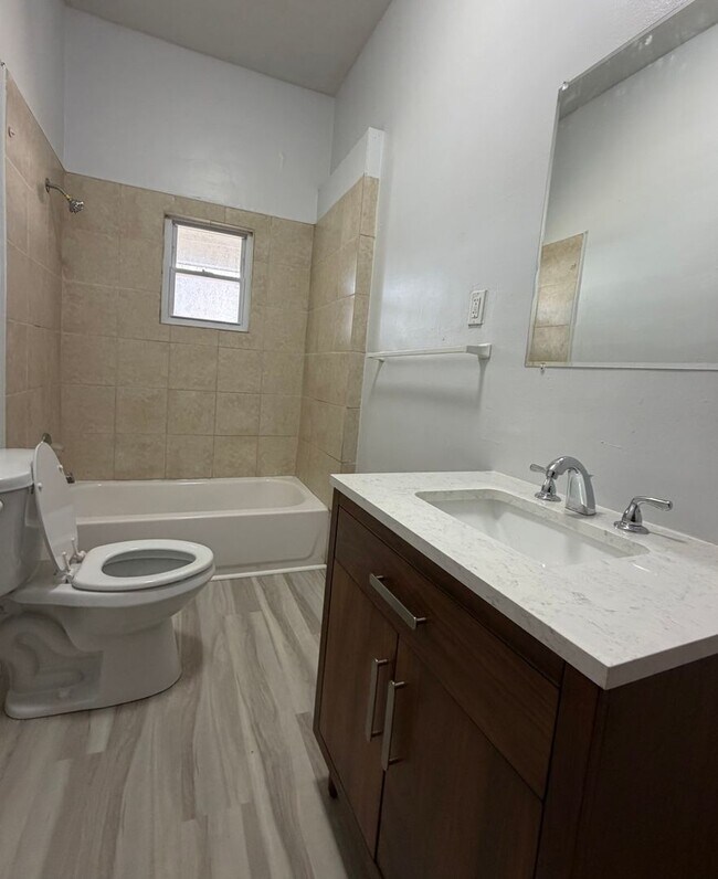 Building Photo - Bristol Borough-Three Bedroom Home Available Mid February