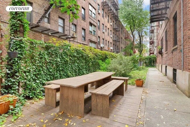Building Photo - 221 E 18th St