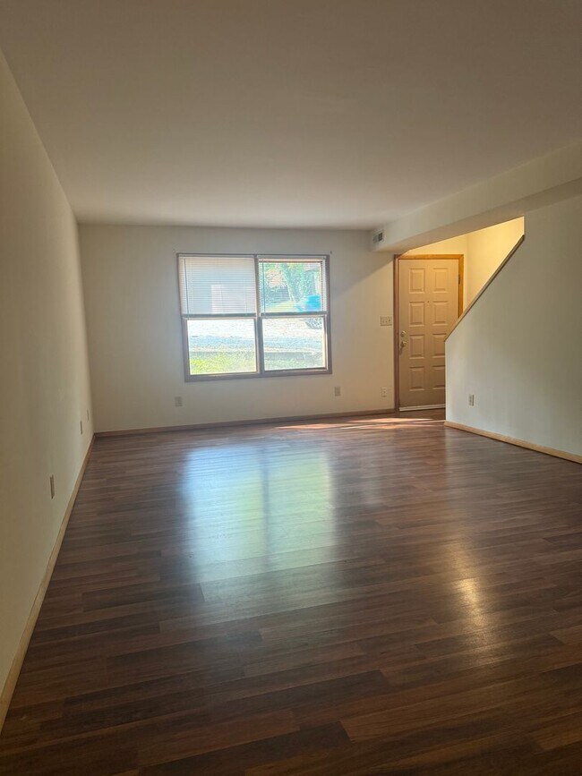 Building Photo - 2 Bedroom, 1.5 bath Townhouse: Cedar Grove...