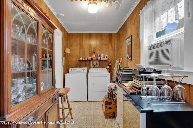 Building Photo - 683 Main Ave