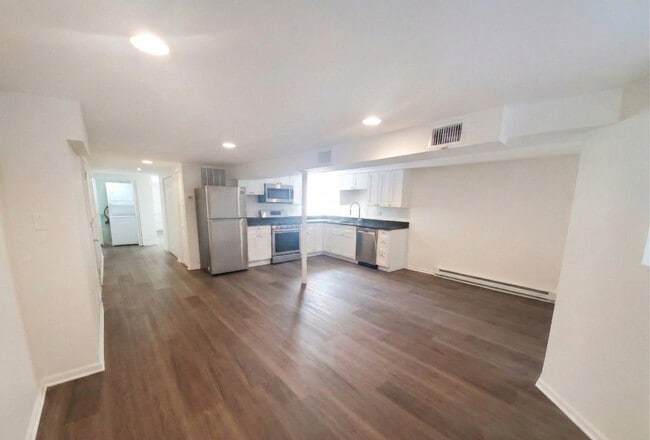 Building Photo - 2139 W Belmont Ave