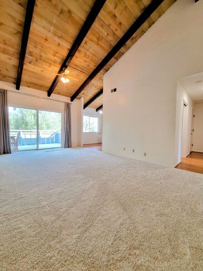 Building Photo - Spacious Second Floor 1bd Condo in Great P...