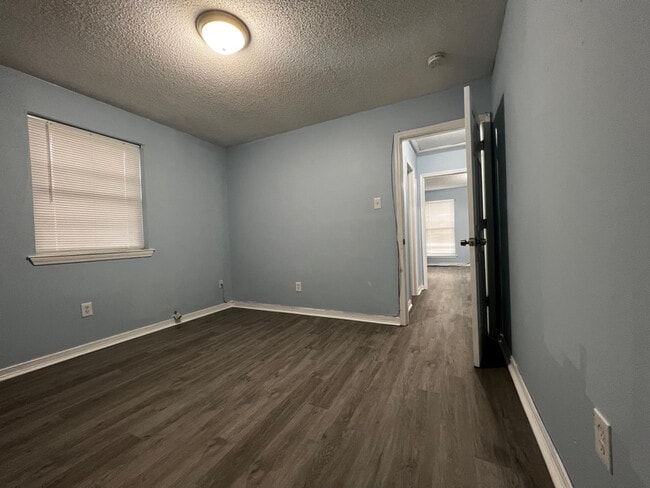 Building Photo - 2820 Pakenham Dr