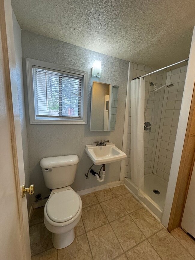 Building Photo - Hard to find 1 bdrm, 1 bath house with carport.