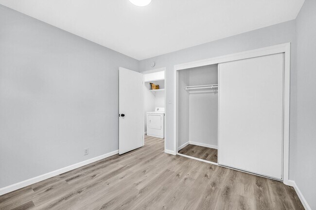 Building Photo - 3042 Maple Ave