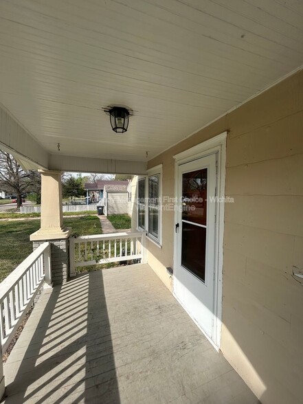 Building Photo - 2142 S Waco Ave