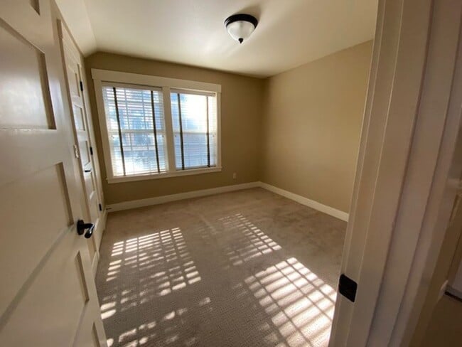 Building Photo - hi2209