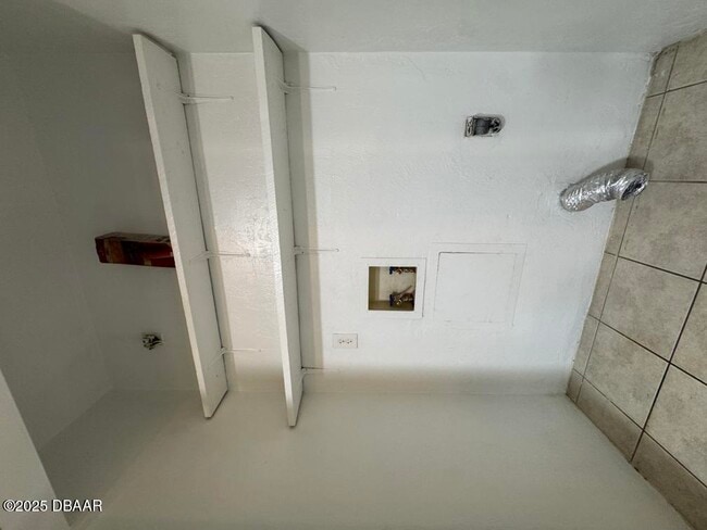 Building Photo - 1561 Sunset Ln