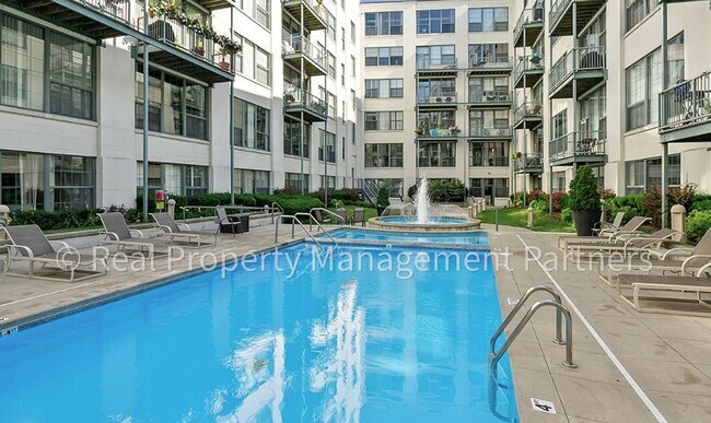 Building Photo - 940 Monroe Ave NW