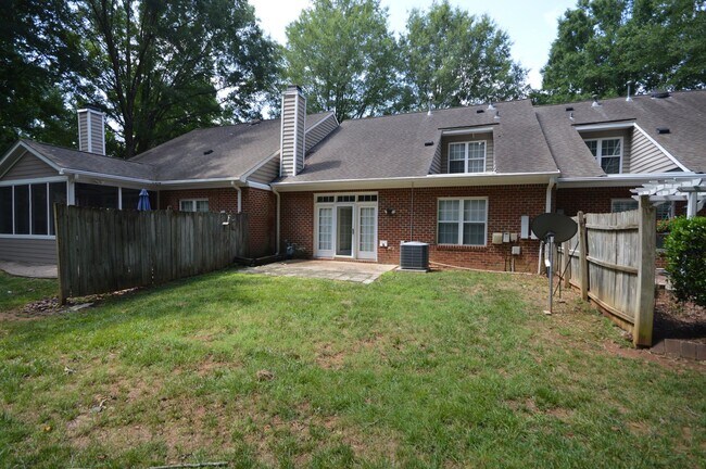 Building Photo - 3319 Philmont Dr