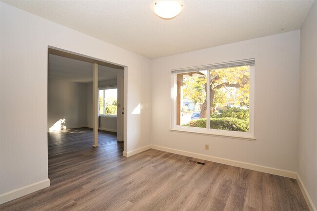 Building Photo - Beautiful Single Family Home in Desirable ...