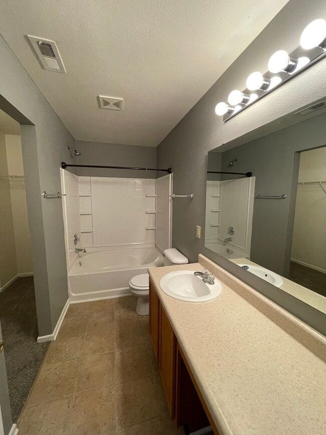 Building Photo - Shelbyville - 3 BR  home with loft
