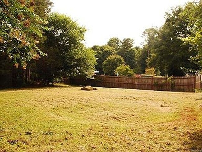 Building Photo - great neighbourhood, spacious 2248 hart rd
