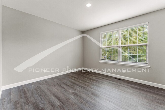Building Photo - Single Family Home with 2 Car Garage and Central Air!