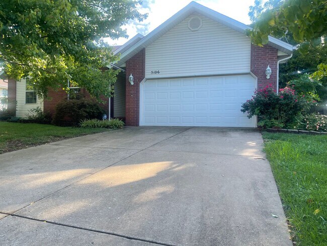 Primary Photo - OZARK HOME CHECK OUT this charming 3 bedro...