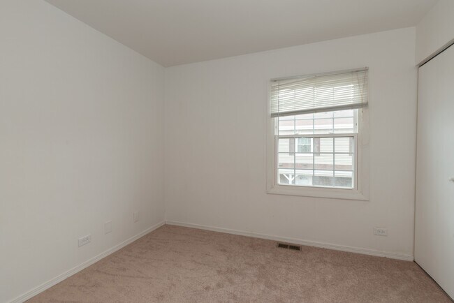 Building Photo - 1310 Kingsbury Dr