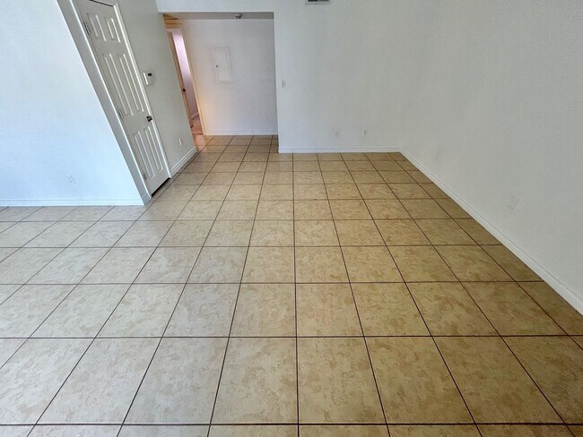 Building Photo - ADORABLE 2 BEDROOM 2 BATHROOM 1ST FLOOR CONDO