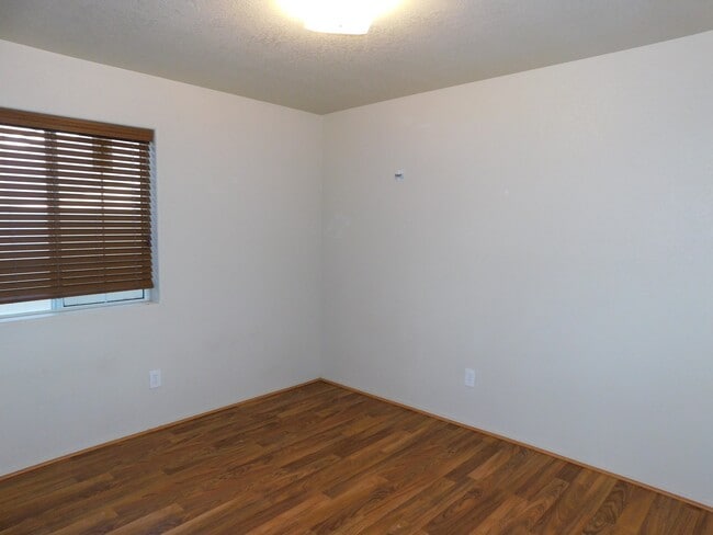 Building Photo - 4 BEDROOM HOME IN SAGUARO!