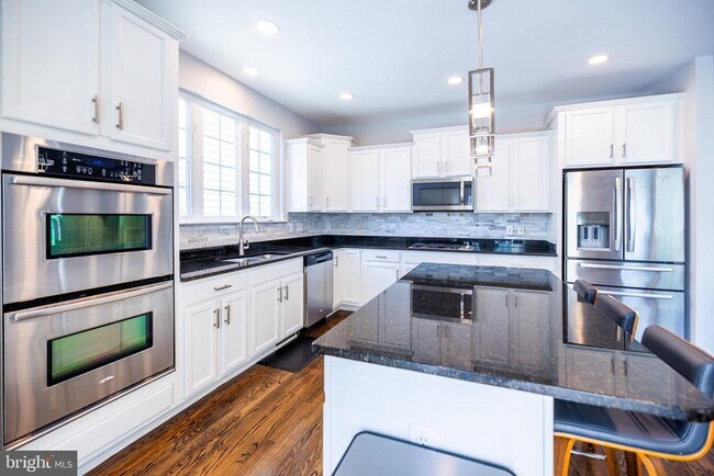 Building Photo - 8727 Raleigh Mews