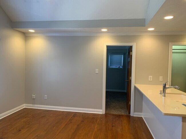 Building Photo - Awesome Carriage House in Chatham Arch!