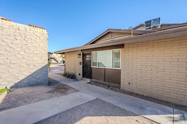 Building Photo - First floor fully updated unit!