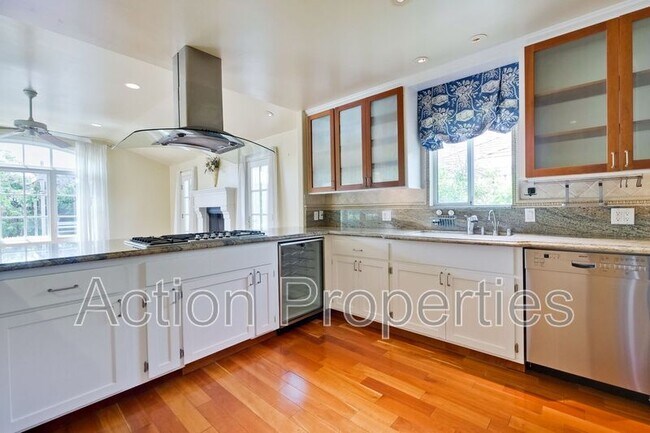 Building Photo - 450 Juanita Way
