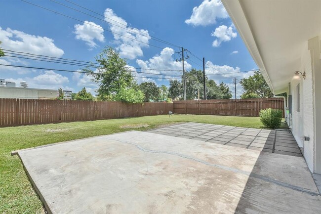 Building Photo - 3215 Rockyridge Dr