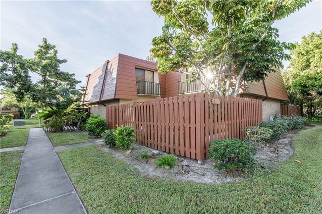 Building Photo - Spacious 2 bedroom 2 bathroom Townhome