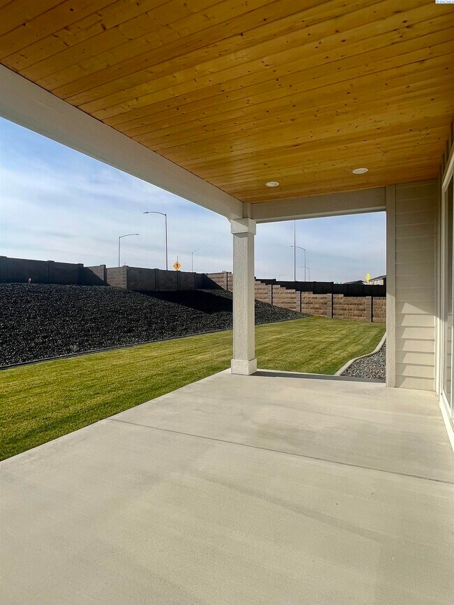 Building Photo - FOR RENT, newer modern home