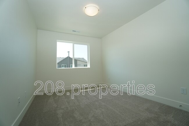 Building Photo - 1333 N Webb Wy