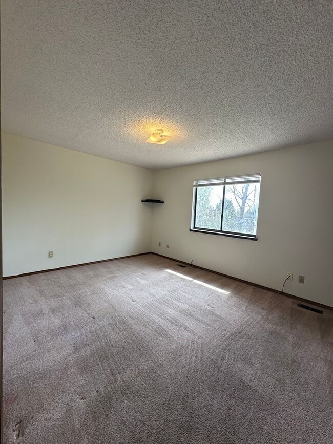 Building Photo - Lovely 4 bedroom house avail now