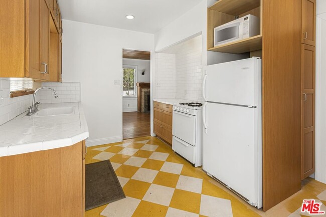 Building Photo - 3860 Goldwyn Terrace