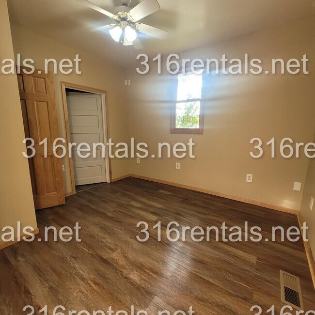 Building Photo - $1175 - 3 bed 2 bath - Single Family Home