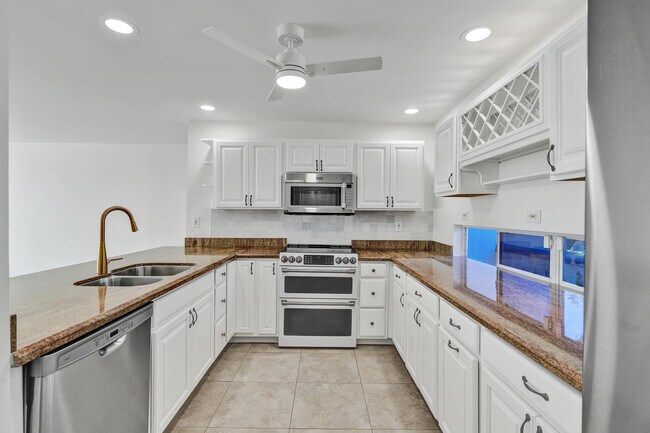 Building Photo - 1717 N Riverside Dr