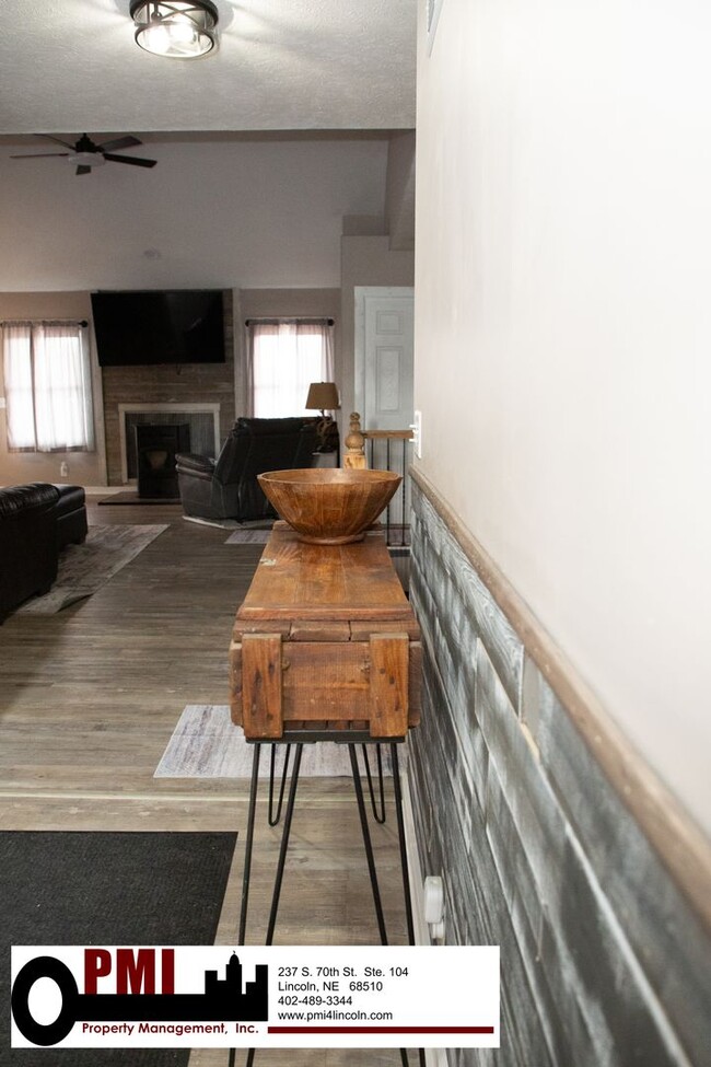Building Photo - 4 Bedroom and 3 bathroom Fully Furnished